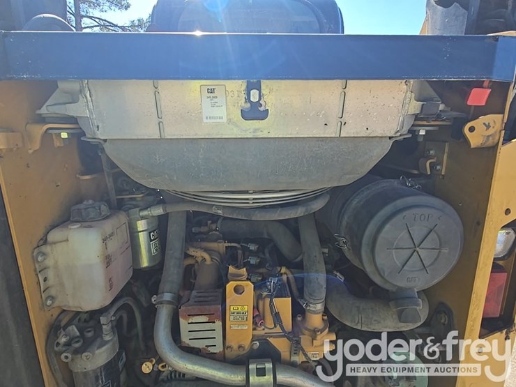 2015-caterpillar-257d-image-21