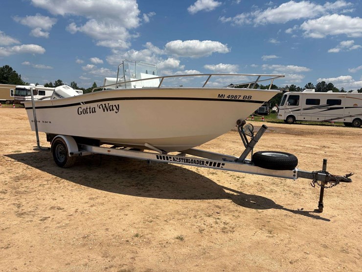 18'-cape-horn-center-console-fiberglass-bay-boat-image-5