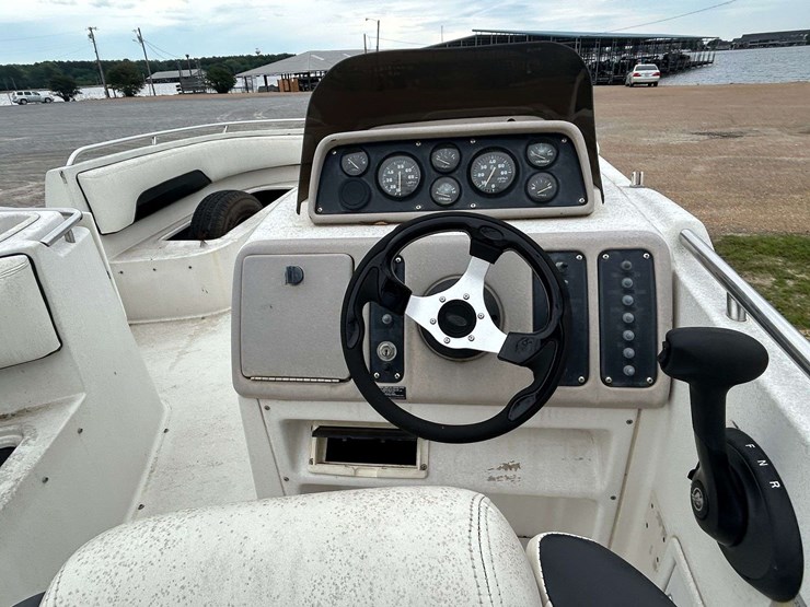 1996-chaparral-sunesta-230-deck-boat-w/mercruiser-se116-inboard/outboard-&-trailer-(no-title~bos-onl-image-11