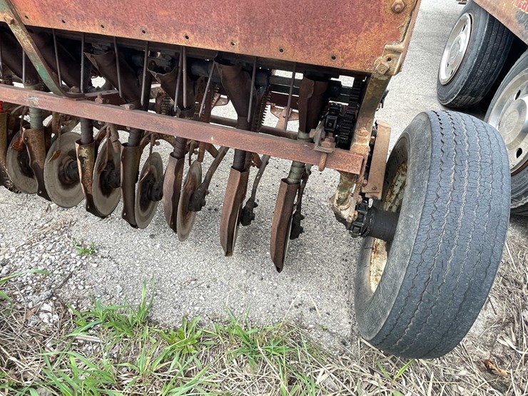 #9009-•-8'-grain-drill-(of)-image-22