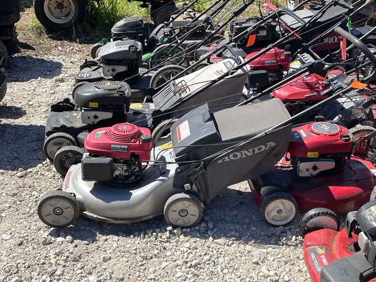 #6973-•-honda-3-speed-lawn-mower-image-1
