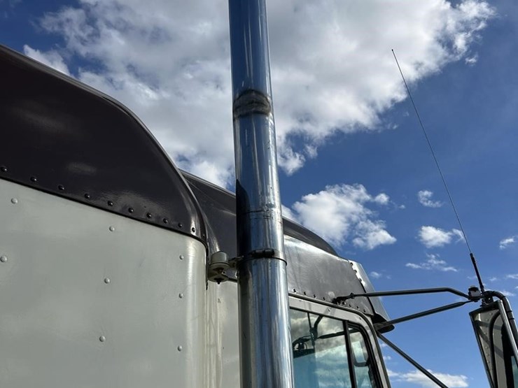 2006-freightliner-fld132-classic-xl-image-23
