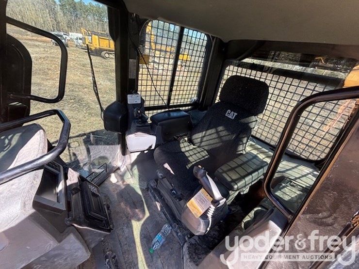 2016-caterpillar-d5k2-lgp-image-12