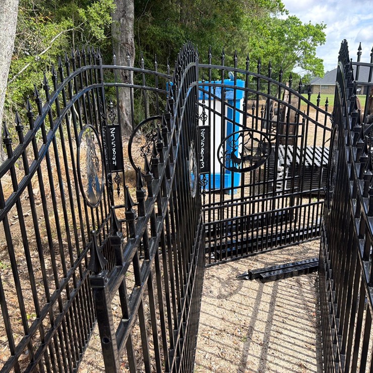 #5125 • SET OF GATES WITH DEER DESIGN