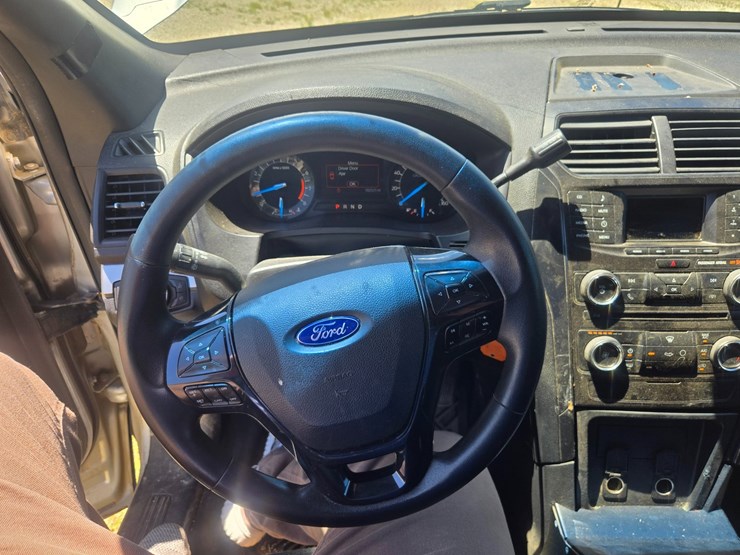 2016-ford-explorer-image-40