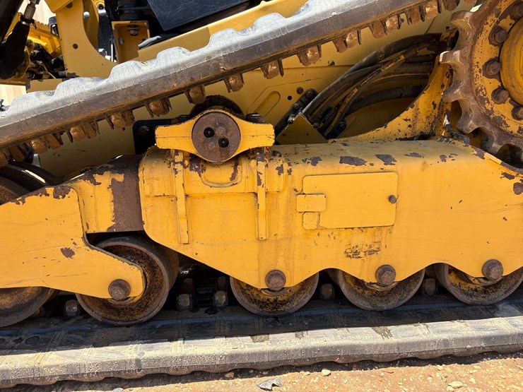 2021-caterpillar-279d3-image-32