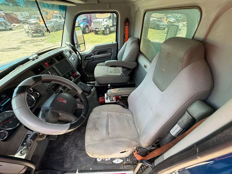 2016-kenworth-t880-image-27