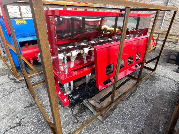 #9028-•-unused-agt-70-skid-steer-universal-mount-(o12)-image-6