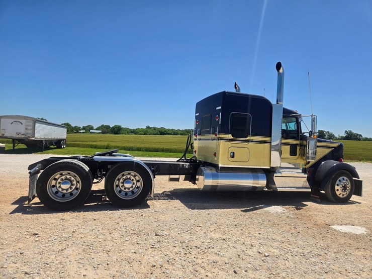 2023-kenworth-w900-image-21