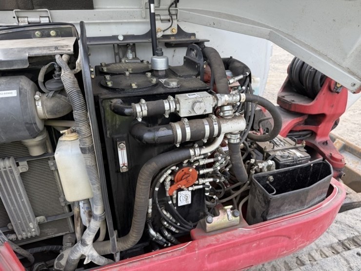 2017-takeuchi-tb260-image-23