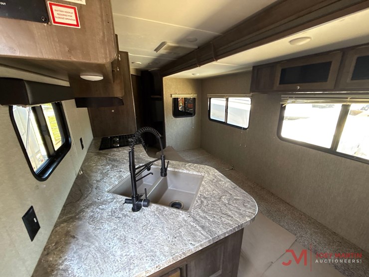 2018-coleman-lantern-edition-263bh-bumper-pull-camper-image-17