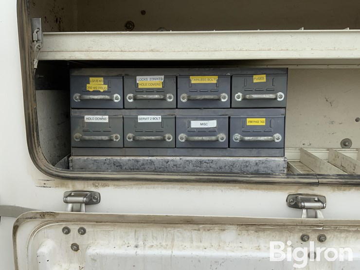2013-freightliner-m2-106-image-18