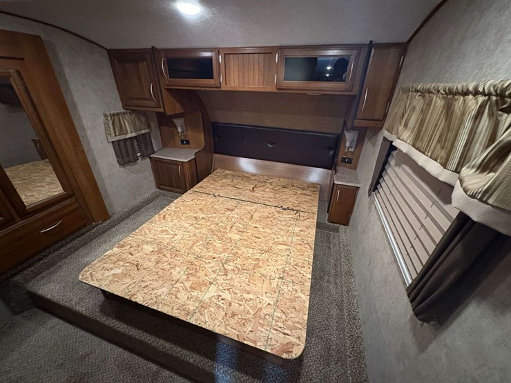 2015-forrest-river-crusader-5th-wheel-travel-trailer-image-18