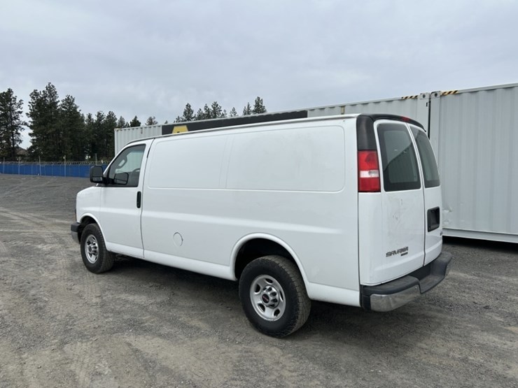2016-gmc-savana-cargo-van-image-3