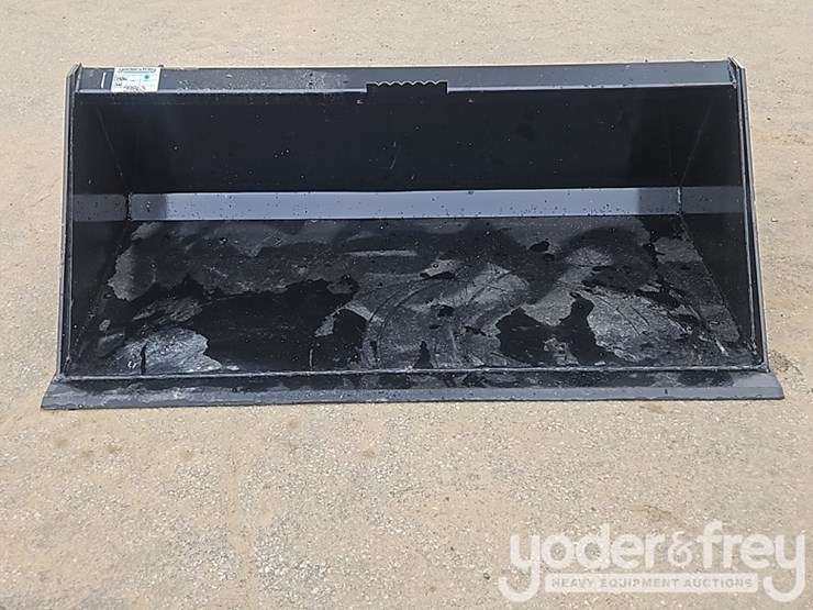 unused-60"-skidsteer-bucket-image-8