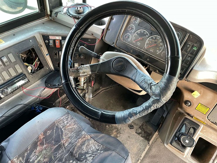 2004-freightliner-fs65-image-10