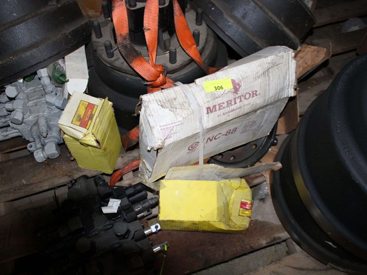 pallet-of-various-automotive-parts-image-3