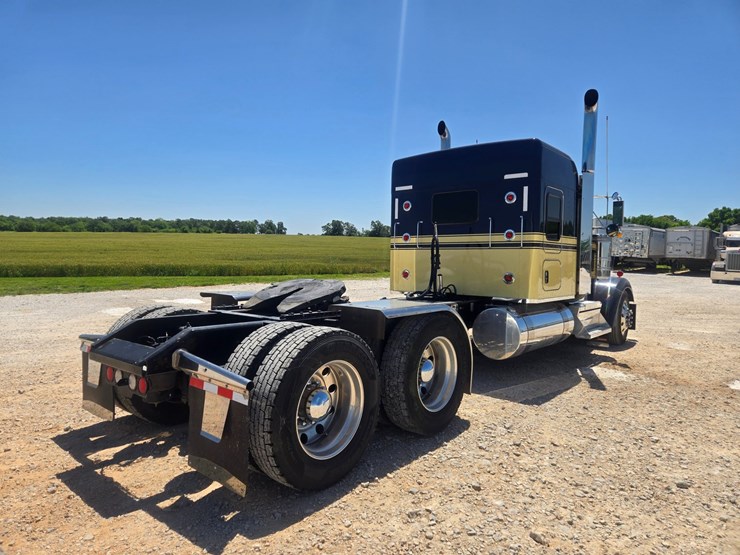 2023-kenworth-w900-image-18