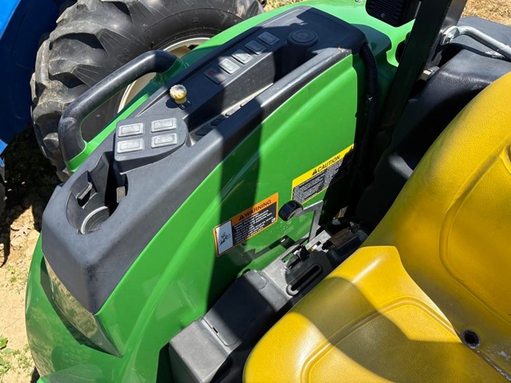 2019-john-deere-4044m-image-19
