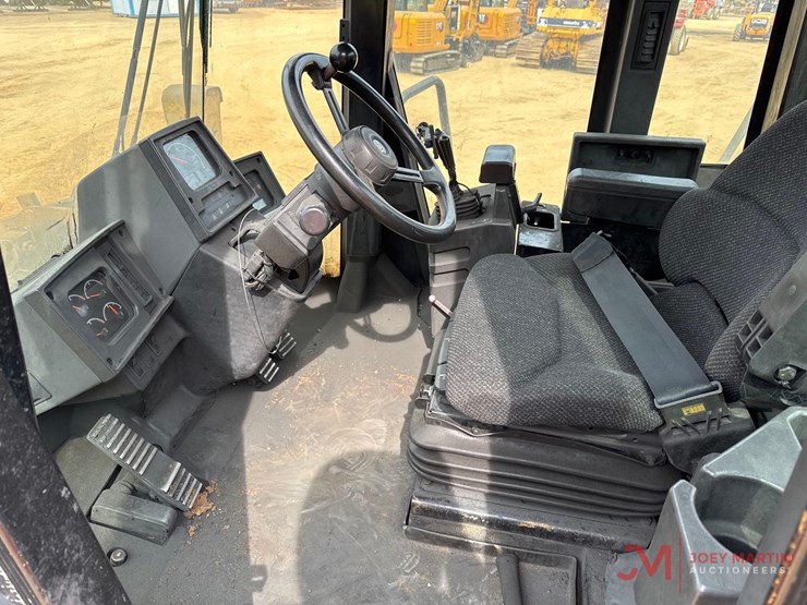 caterpillar-416-image-21