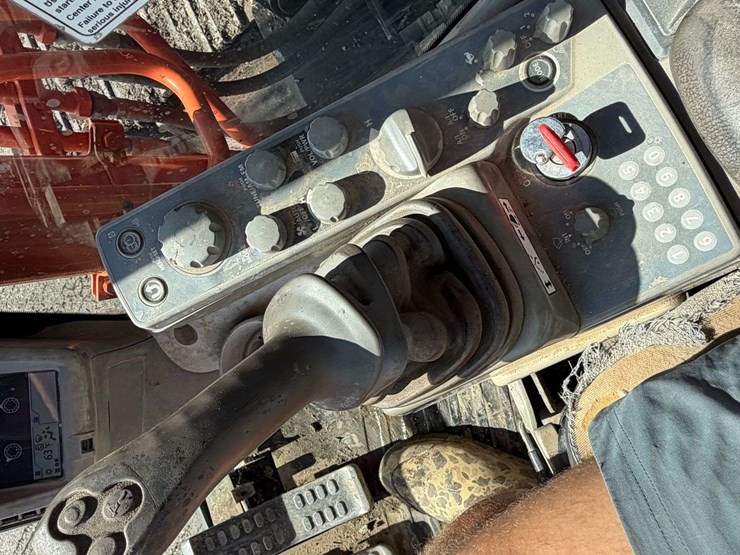 2015-hitachi-zx160-lc-image-31