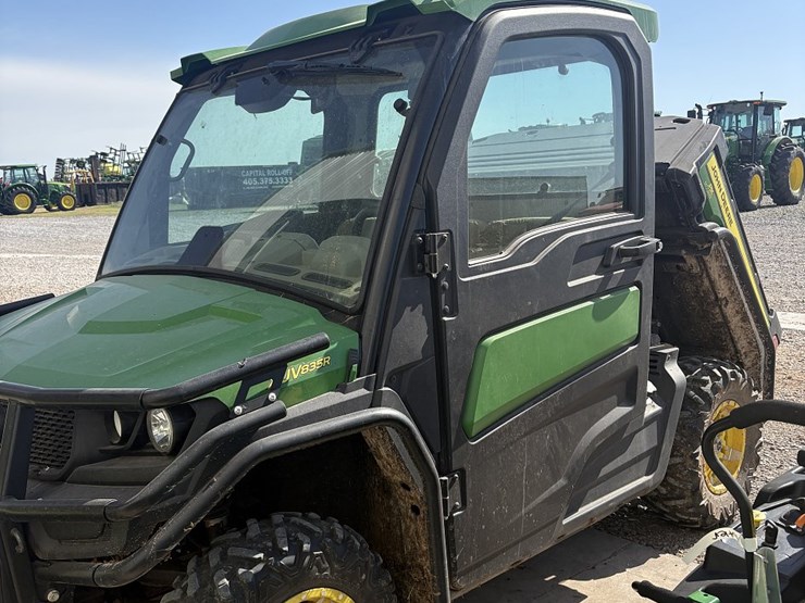 2021-john-deere-gator-image-12