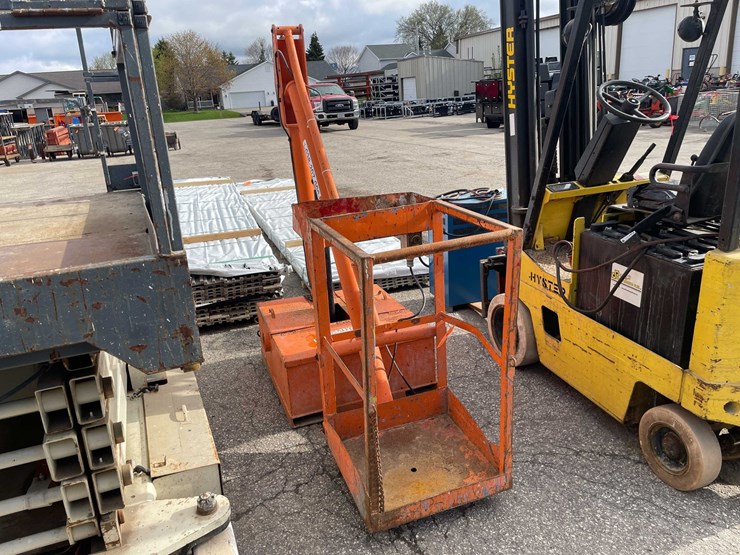#9000-•-forklift-aerial-lift-bucket-(o7)-image-3