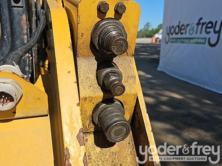 2015-caterpillar-257d-image-23