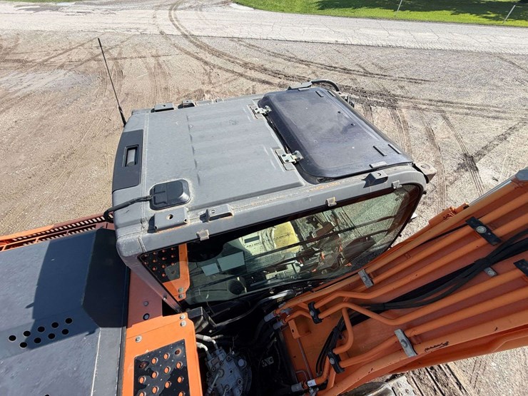 2015-hitachi-zx160-lc-image-39