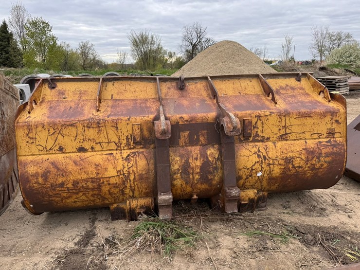 #3958-•-approx-10'-loader-bucket-image-3