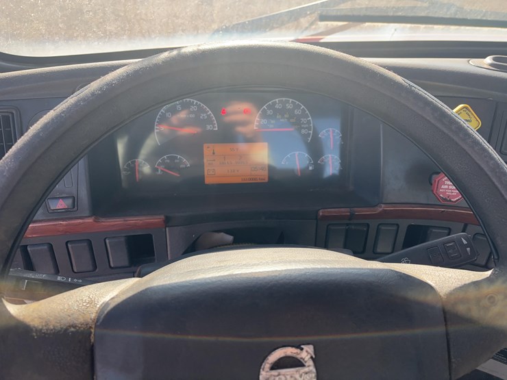 2007-volvo-vn-image-24