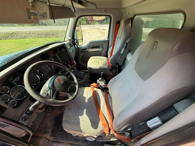 2016-kenworth-t880-image-25