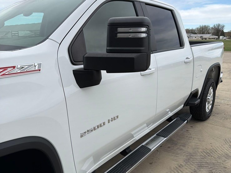 2021-chevrolet-2500hd-image-12