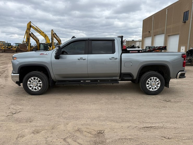 2024-chevrolet-3500-image-2