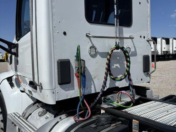2019-peterbilt-579-image-11