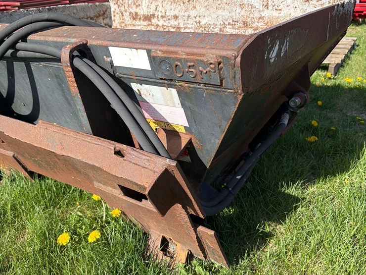 skidloader-quick-tach-cement-bucket-image-10