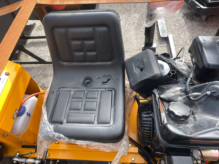 #9043-•-unused-ride-on-concrete-power-trowel-(o12)-image-17