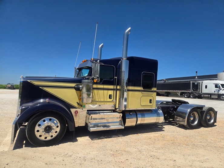 2023-kenworth-w900-image-5