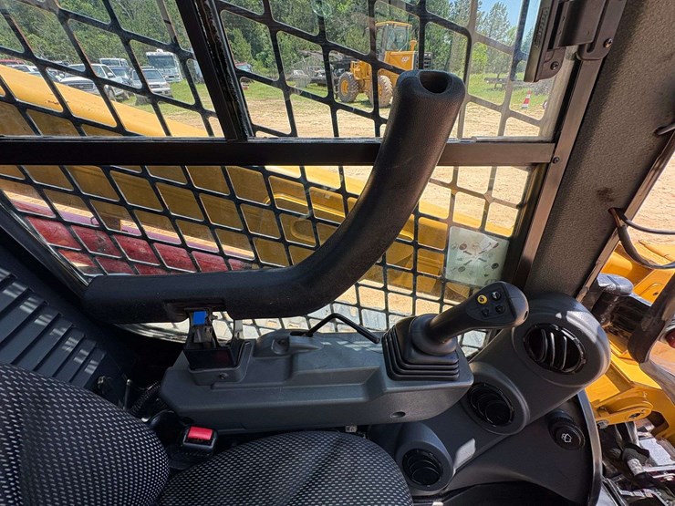 2021-caterpillar-279d3-image-11