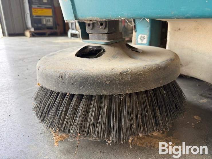 tennant-8200-floor-sweeper-image-12