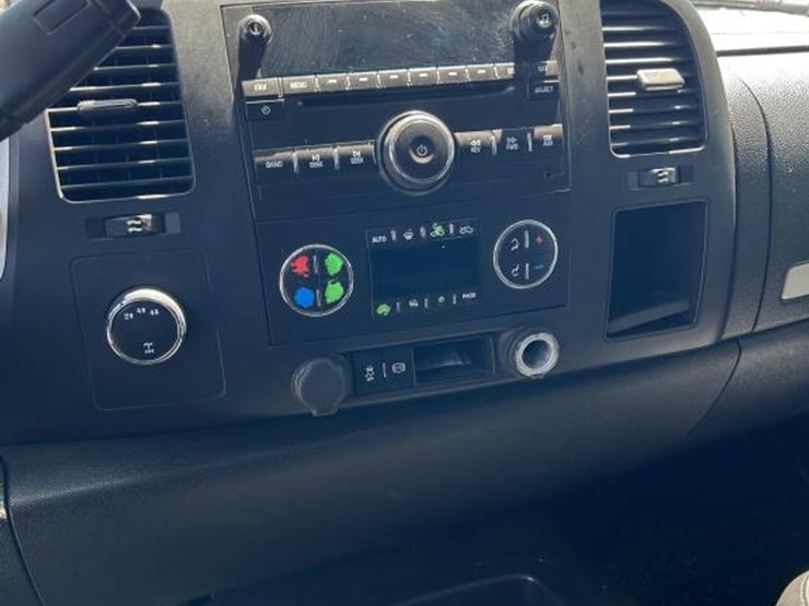 2013-chevrolet-silverado-2500-lt-image-17