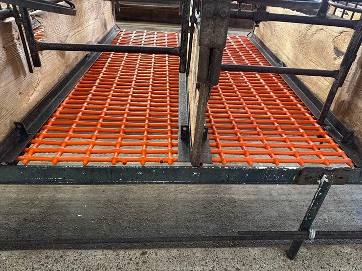 10-sections-of-orange-metal-floor-grates-image-3