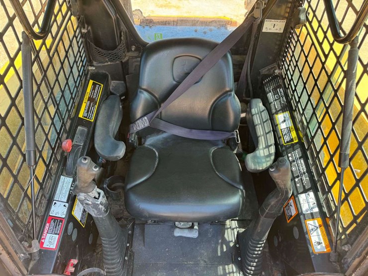 2009-deere-ct332-image-16