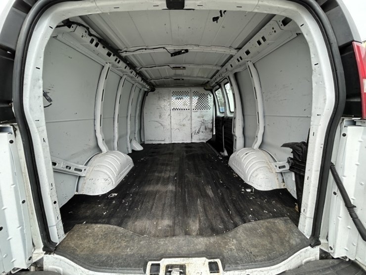 2016-gmc-savana-cargo-van-image-22