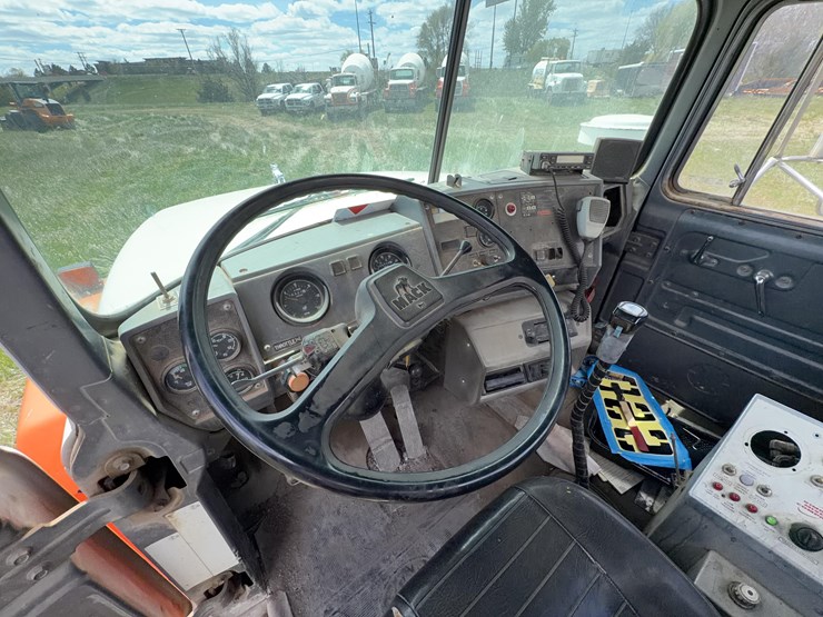1996-mack-rd688c-cement-truck-image-58