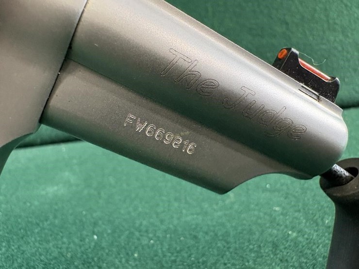taurus-"the-judge"-.45lc/410ga-revolver-image-5