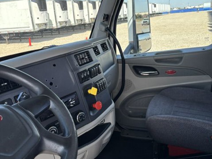 2019-peterbilt-579-image-13