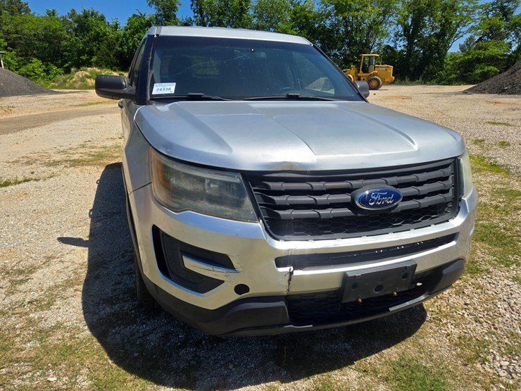 2016-ford-explorer-image-19