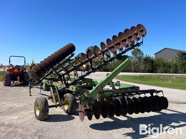 john-deere-220-image-7