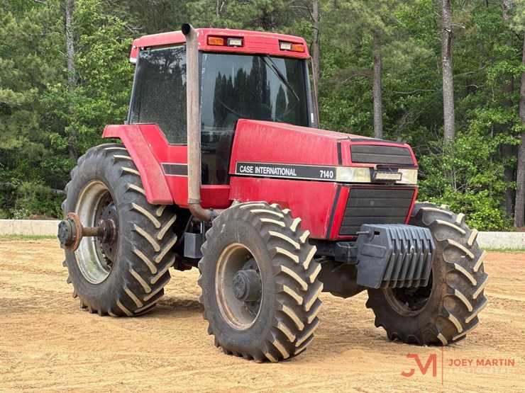 case-7140-ag-tractor-image-1